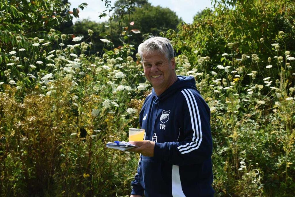 Trainer Hermi  Lausen (TuS Rotenhof) hat alles, was er zum Spielstart braucht. © 2024 Olaf Wegerich2