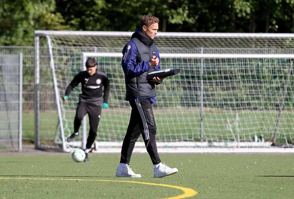 Trainer Thies Borchardt (SV Dörpum) ist bei seiner ersten Trainerstation sehr erfolgreich. © 2024 Ismail Yesilyurt