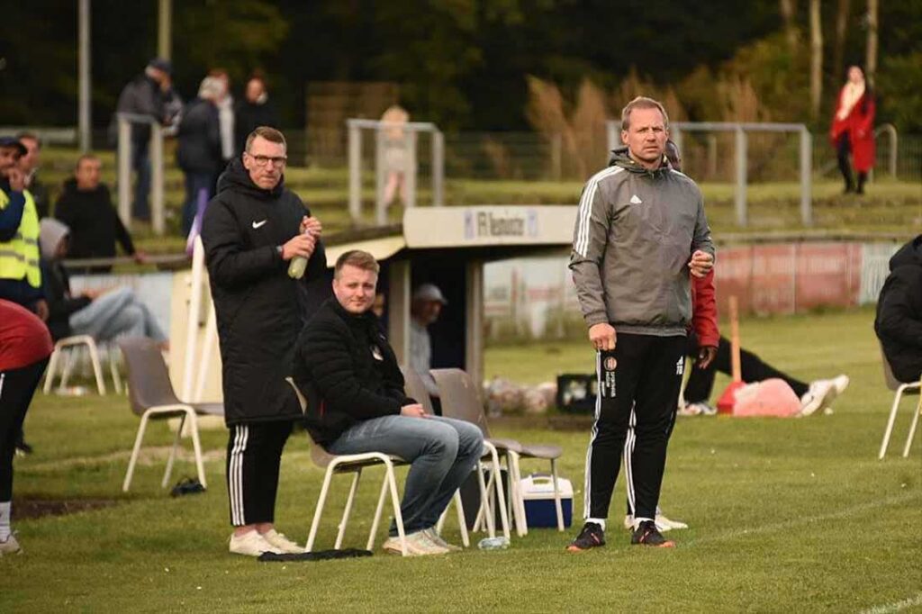 Verbringen Trainer Markus Wichmann, Ligaobmann Hannes Nissen und Co-Trainer Tobias Dau einen entspannten Nachmittag? © 2024 Olaf Wegerich