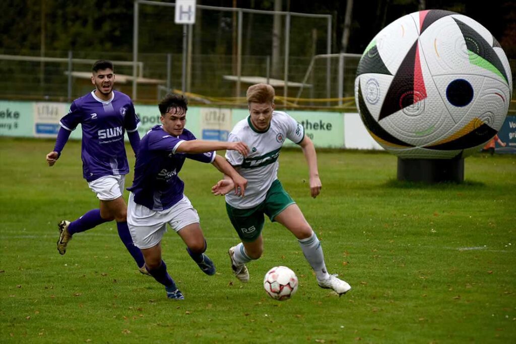 Visar Mehmeti (VfR) gegen Calvin Ehlert (re., PSV). © 2024 Olaf Wegerich