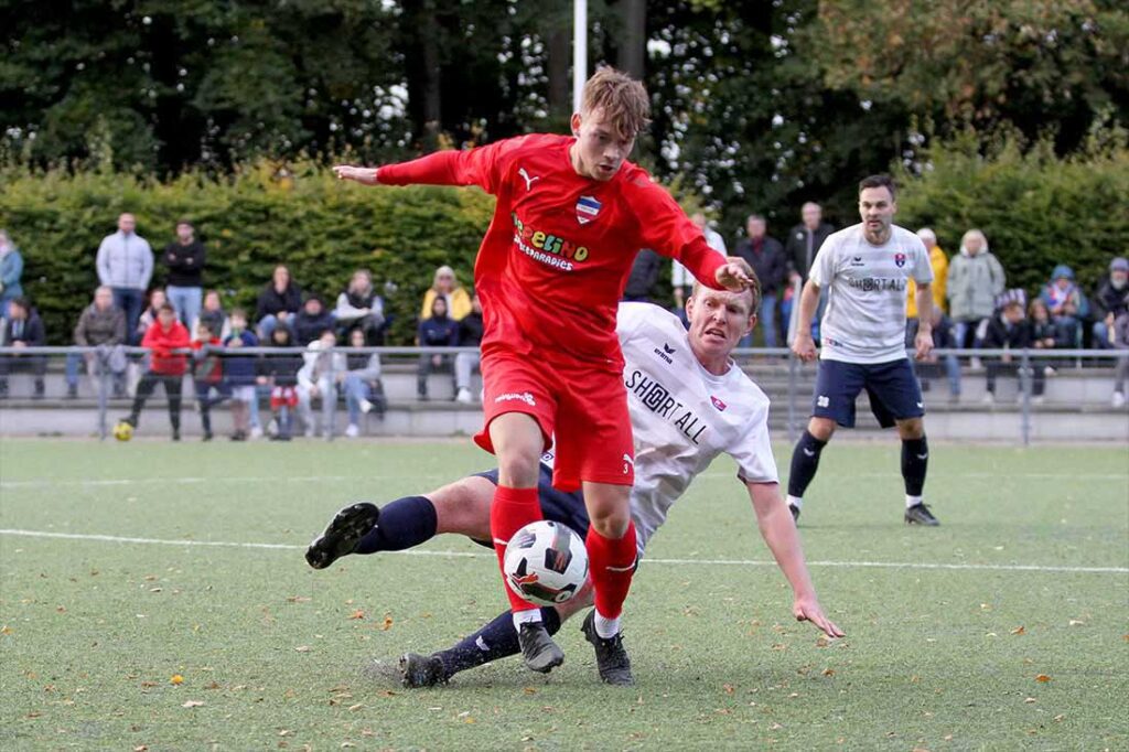 Zwei Sechser gegeneinander. Kevin Perro (Inter Türkspor Kiel) bleibt Sieger gegen Patrick Thomsen (RB Obere Treene). © 2024 Ismail Yesilyurt