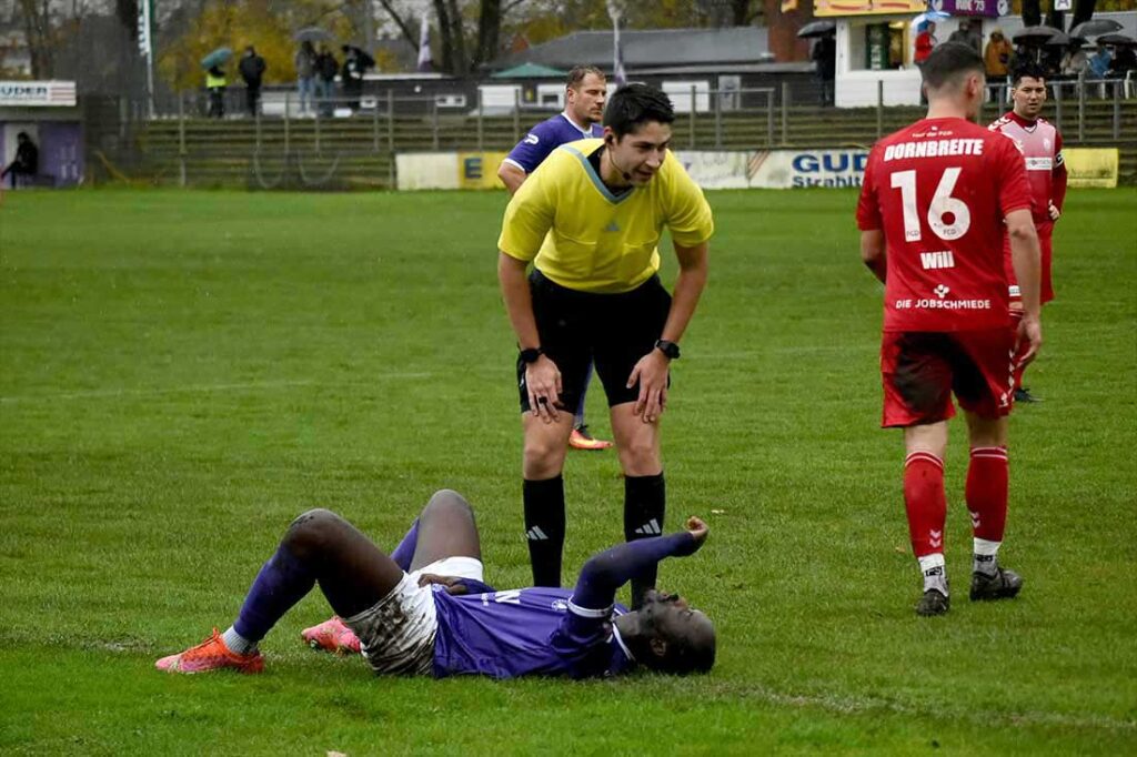 Brauchst du eine Behandlung fragt Referee Jannik Romahn beim zweifachen Torschützen Moshood Adesanya (VfR Neumünster) nach. © 2024 Olaf Wegerich