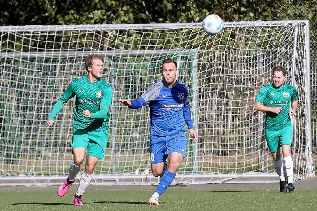 Christoph Volquardsen (in blau, SV Dörpum) ist mit einem Kopfball zum 1.:0 in Rantrum dabei. © 2024 Ismail Yesilyurt