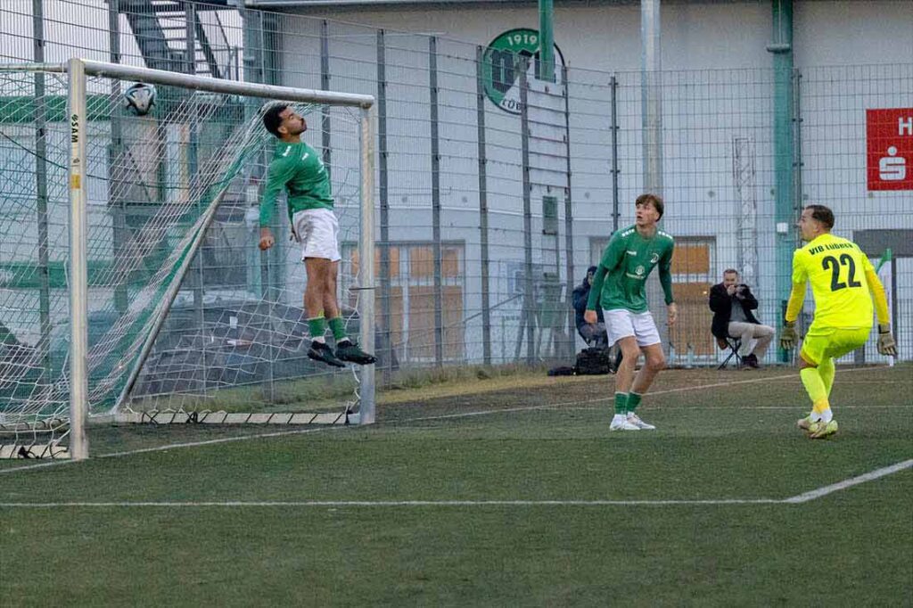 Der Schuss von Daoud Soumah (Heider SV, nicht auf dem Bild) passt genau. Gustavo Melo (VfB Lübeck II) kann nichts machen. © 2024 Volker Schlichting 