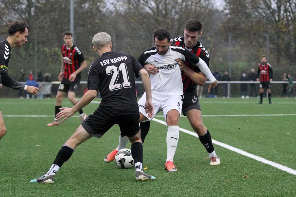 Erdogan Cumur (Inter Türkspor Kiel), von Linus Kunze behandelt (TSV Kropp), hatte einen Hochkaräter zum Ausgleich. © 2024 Ismail Yesilyurt 