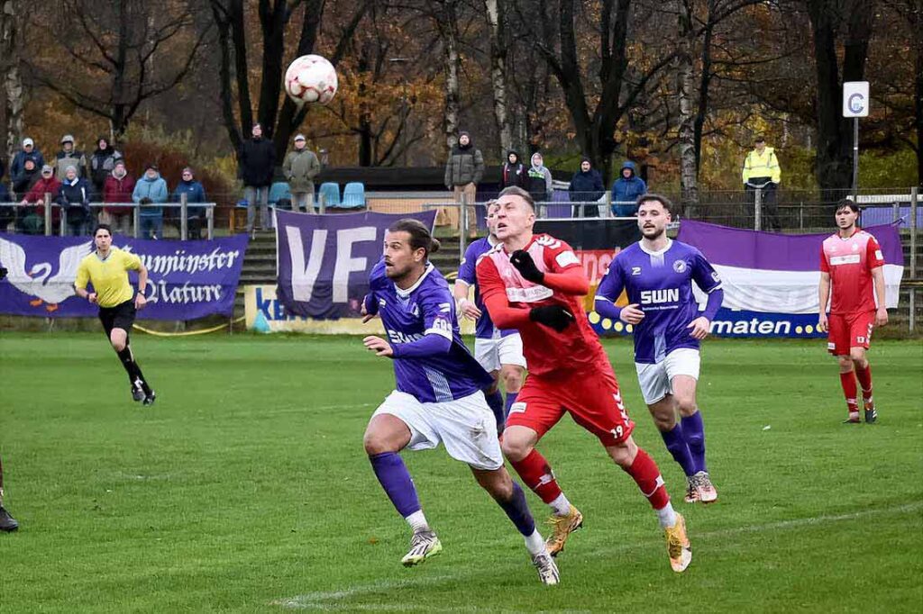 Für Kevin Schulz (vorne) und den VfR Neumünster lief es in Eutin nicht ganz so gut. © 2024 Olaf Wegerich