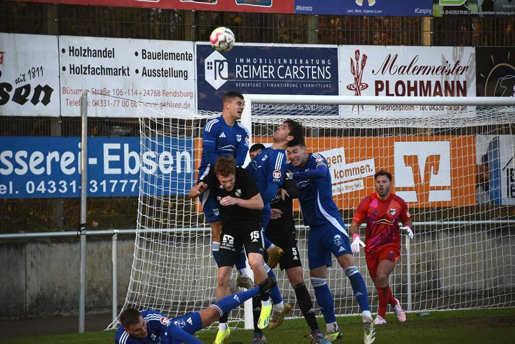 Jan Pioch, Justin Engemann und Felix Knuth (TuS Rotenhof) klären gegen Mathis Harms (Heider SV). @ 2024 Olaf Wegerich