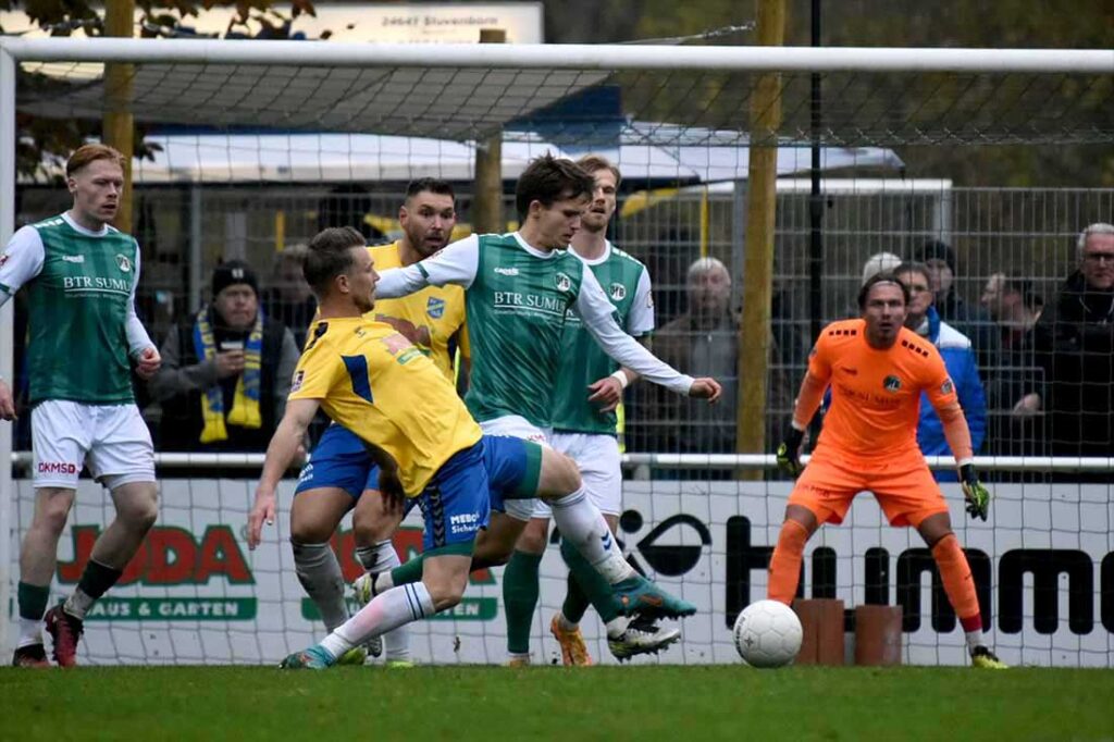 Janek Sternberg (Todesfelde) gegen Jorik Wulff (VfB Lübeck). © 2024 Olaf Wegerich