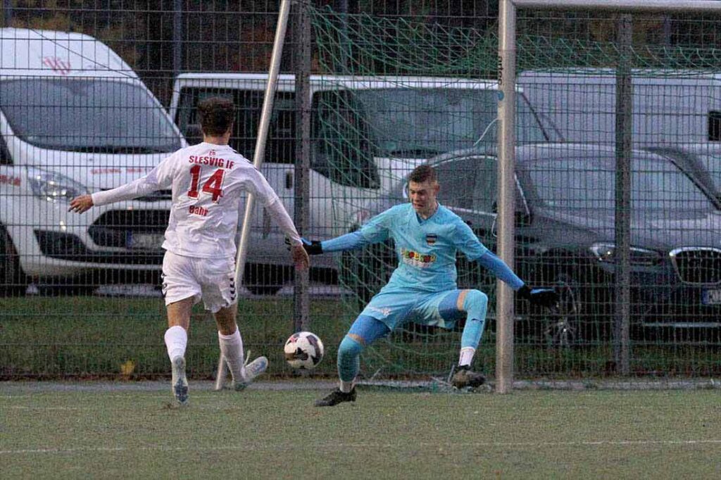 Jesper Bahr (Slesvig IF) passt vor Lukas Hoop (Inter Türkspor Kiel) rüber zu Thies Verner zum 1-0 für SIF. © 2024 Ismail Yesilyurt