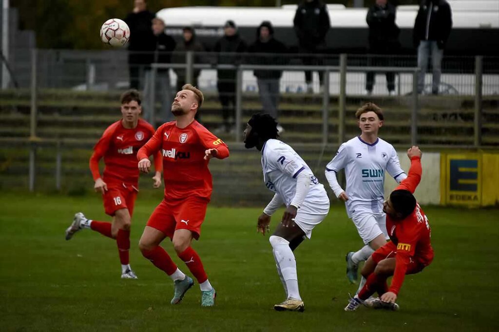 Julius Alt (Kilia Kiel) gegen Stephen Prom (re., VfR Neumünster) © 2024 Olaf Wegerich