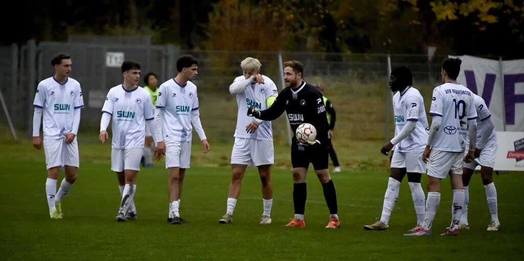 Keeper Eric Gründemann (VfR Neumünster) motiviert noch einmal seiner Vorderleute. © 2024 Olaf Wegerich