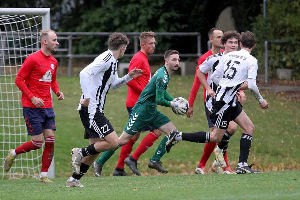 Keeper Mike Benecke (SG Oldenburg/Göhl) muss gleich 5 Mal den Ball aus dem Netz holen. © 2024 Ismail Yesilyurt