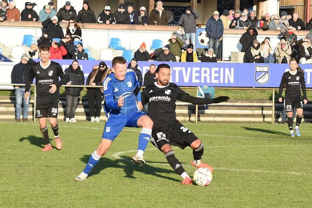 Kenneth Traulsen (Rotenhof) gegen Azat Selcuk (Heide). @ 2024 Olaf Wegerich