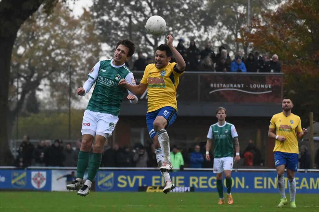 Kopfballduell Jorik Wulff (VfB Lübeck) gegen Mirko Boland (SV Todesfelde). © 2024 Olaf Wegerich