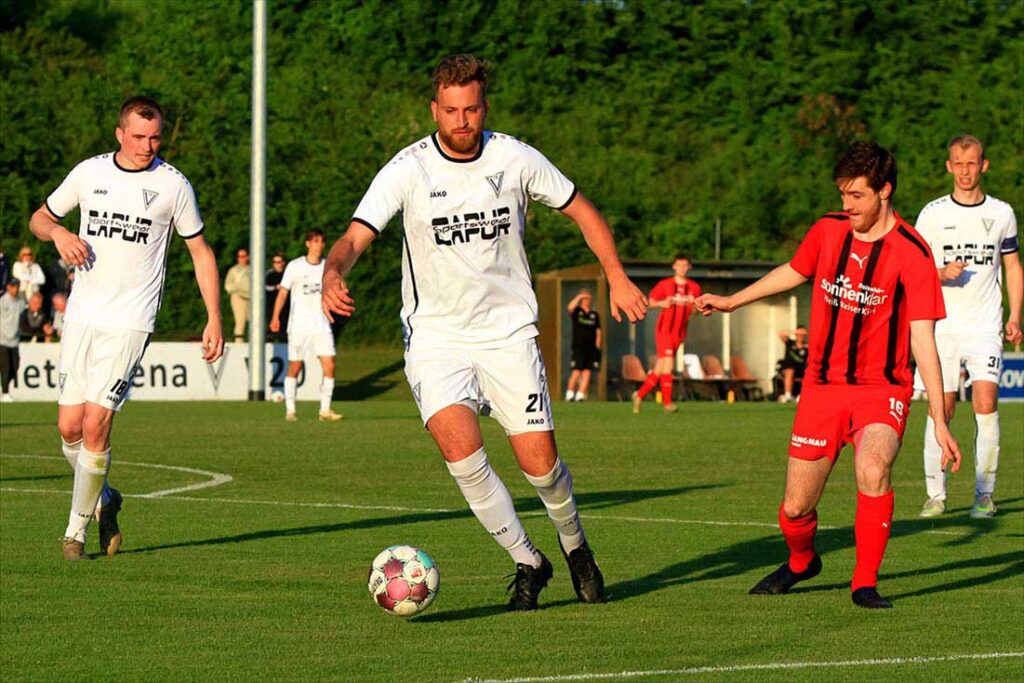 Lasse Schwanebeck (am Ball, Vineta Audorf) war einer der drei Vineta-Spieler, die Gelb-Rot sahen. © 2024 Ismail Yesilyurt