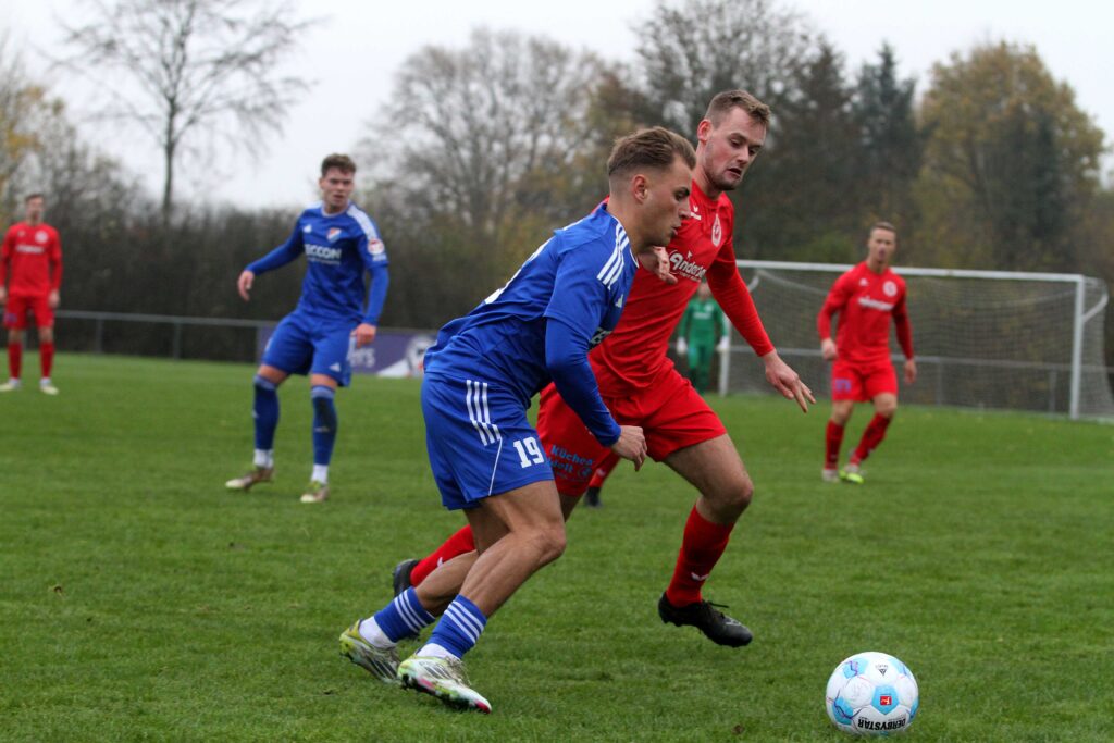 Luca Aouci (SpVg Eidertal Molfsee) hatte mit Finn Lorenzen (in rot, Nordmark Satrup) einen guten und hartnäckigen Gegenspieler.  © 2024 Ismail Yesilyurt