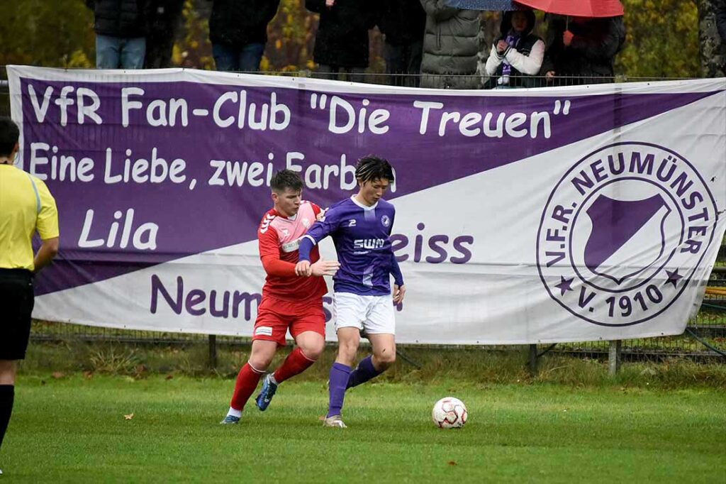 Lukas Görlitz (Dornbreite Lübeck) gegen Rin Yoshimatsu (VfR Neumünster). © 2024 Olaf Wegerich