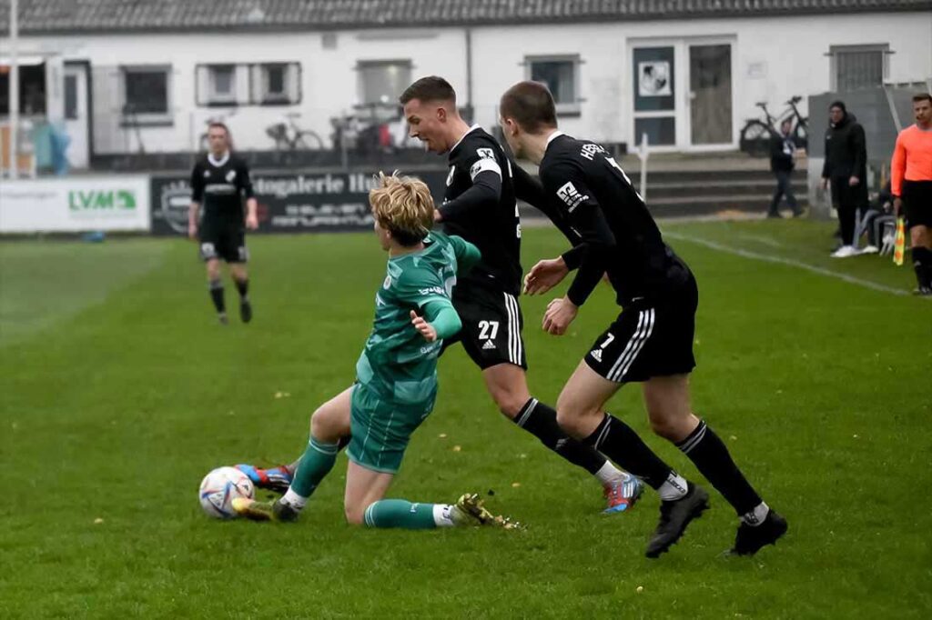 Mats Melahn (PSV Neumünster) gegen Jonah Gieseler (Heider SV). © 2024 Olaf Wegerich