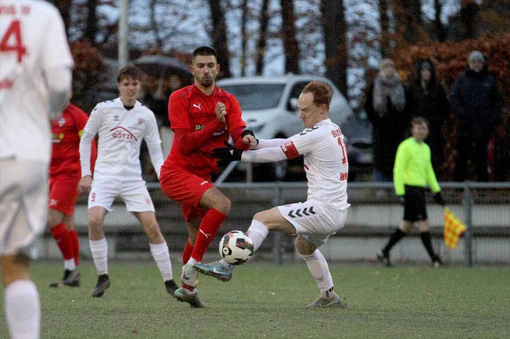 Mitspielgestalter ihres Teams - Eugen Halili (Inter Türkspor Kiel) und Cedric Nielsen (re., Slesvig IF). © 2024 Ismail Yesilyurt