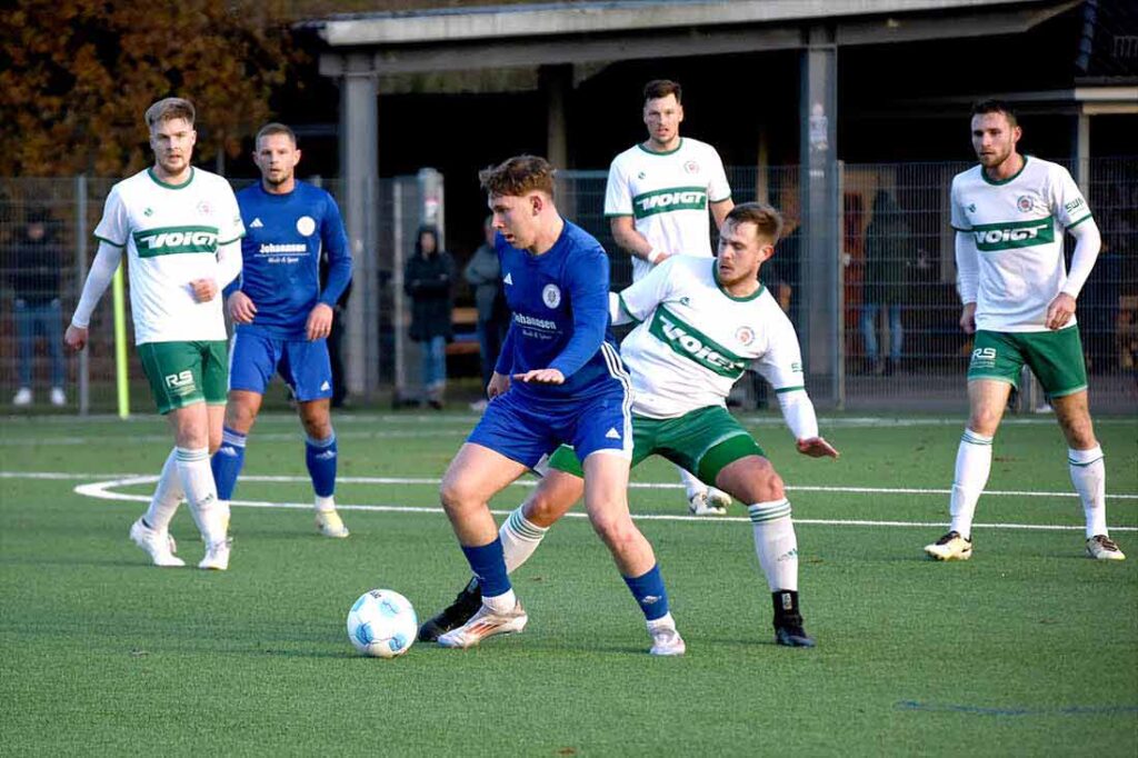 Robin Schmidt (Oldenburger SV) gegen Mo Timm (re., PSV Neumünster). © 2024 Olaf Wegerich