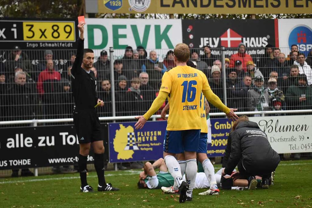 Schiedsrichter Bickel zeigt Stehnck (Todesfelde) die rote Karte. © 2024 Olaf Wegerich