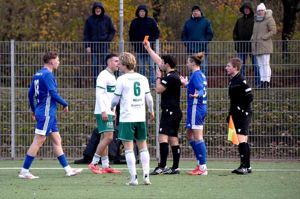 Schiedsrichter Daniel Dajinder Pabla zeigt Tim Möller (PSV Neumünster) die rote Karte. © 2024 Olaf Wegerich