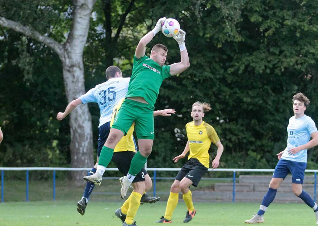 Torwart Michael Anderer (Wiker SV) hat in der Verbandsliga Ost seit einigen Wochen eine weiße Weste. © 2024 Ismail Yesilyurt