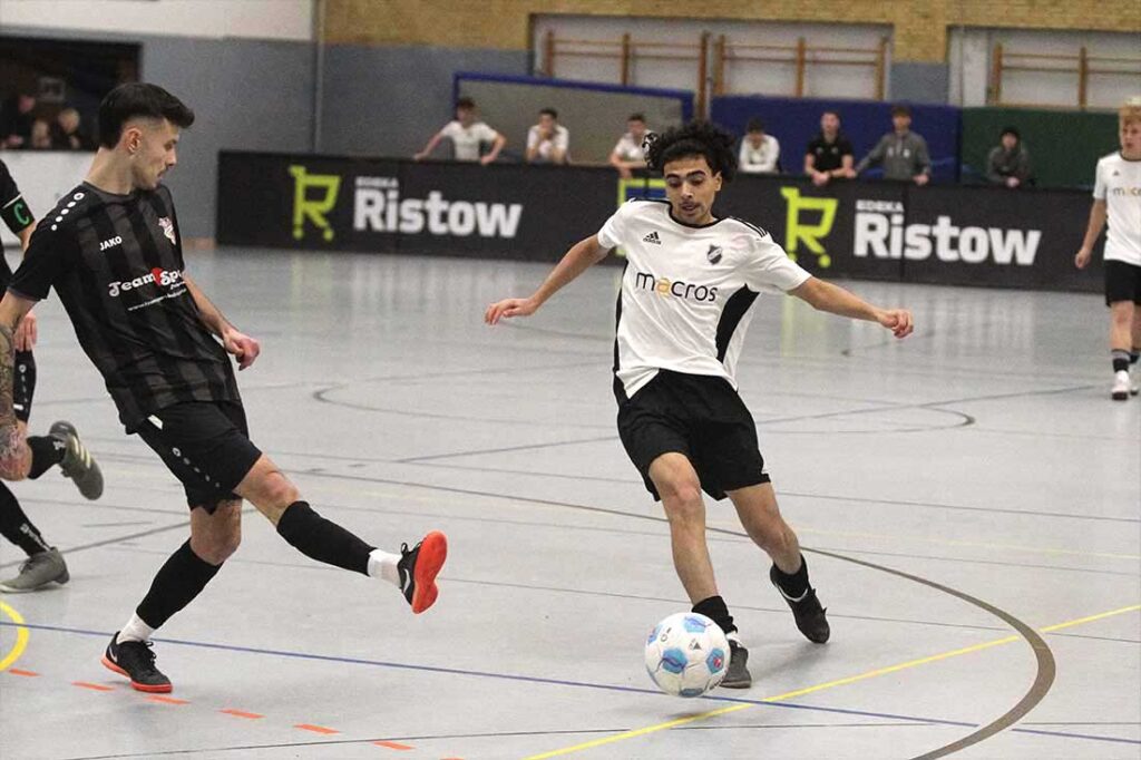 Arian Ismail (U19 Heikendorfer SV), hier gegen Timm Bischoff (li., Kieler MTV) sorgte mit seinen sehenswerten Dribblings für enige Farbtupfer. @ 2024 Ismail Yesilyurt