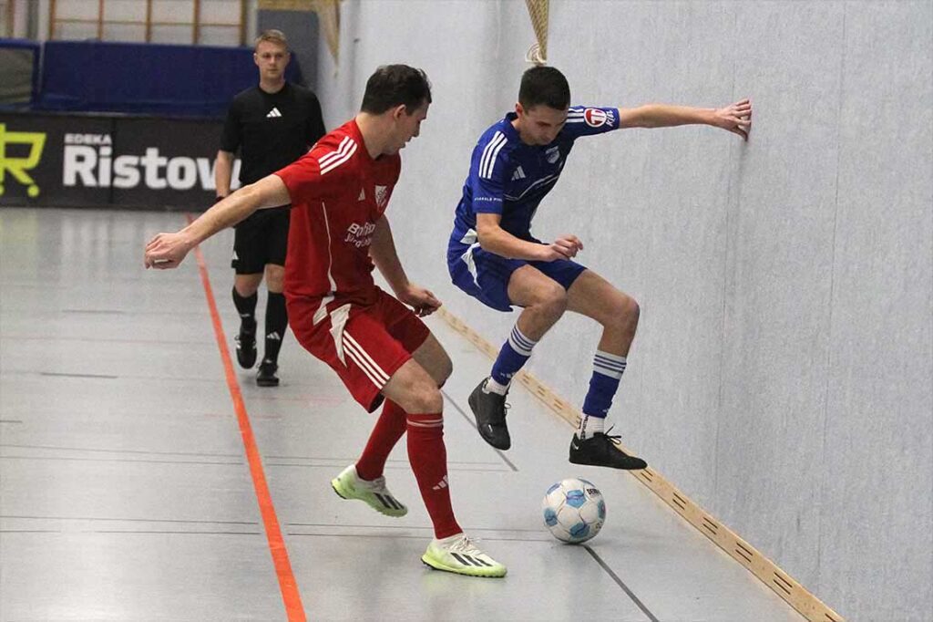 Neuer Sprung-Trick von Moritz Gersteuer (TuS Rotenhof) an der Bande. Torben Frahm (TSV Flintbek) lässt sich aber nicht so leicht abschütteln. @ 2024 Ismail Yesilyurt