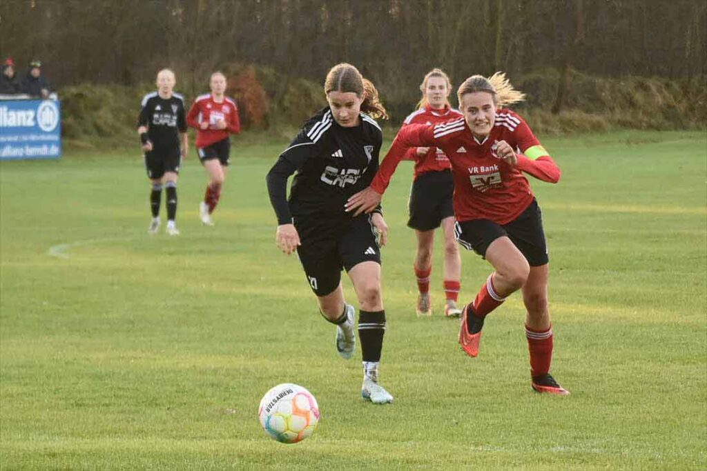 Pia Baltz (Vineta) gegen Jana Reimers (li., SG NieBar). © 2024 Olaf Wegerich 