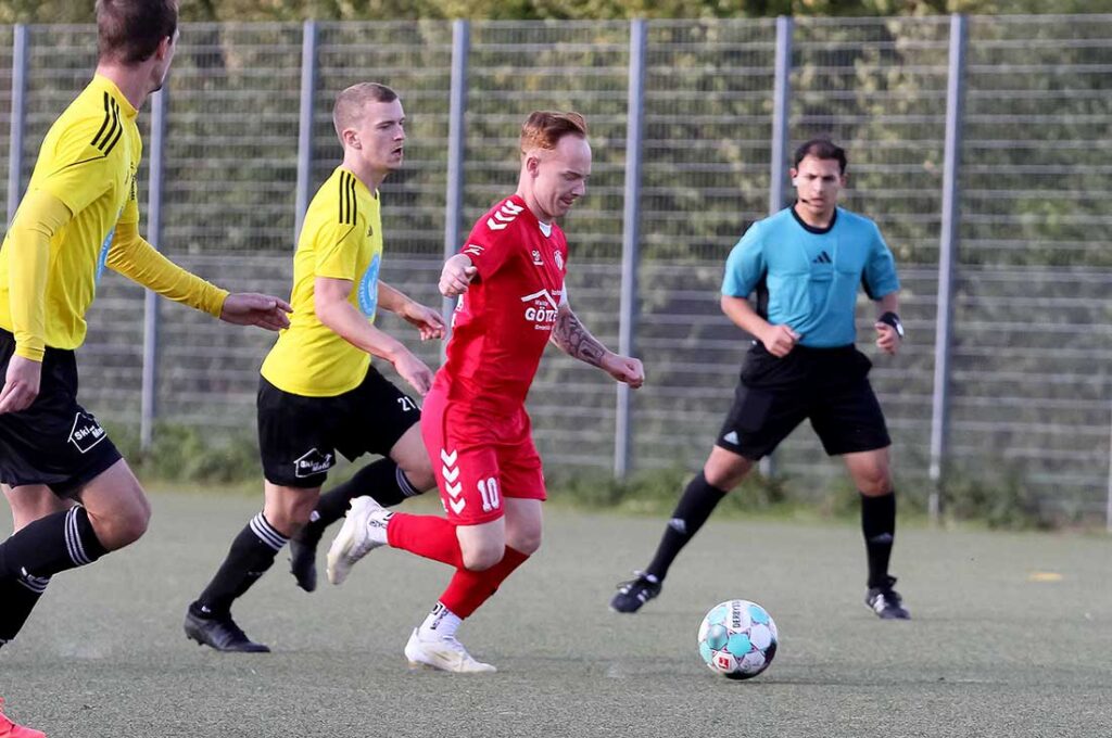 Cedric Nielsen (in rot, Slesvig IF) im Spiel beim TSV Altenholz. © 2024 Ismail Yesilyurt