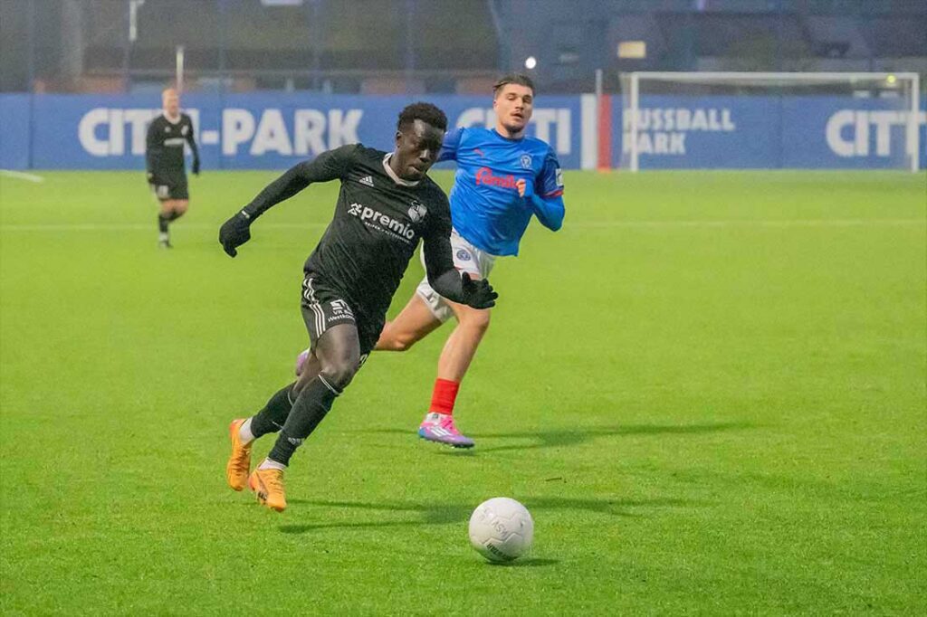 Daouda Soumah in Action beim Testspiel bei Holstein Kiel II. © 2025 Volker Schlichting