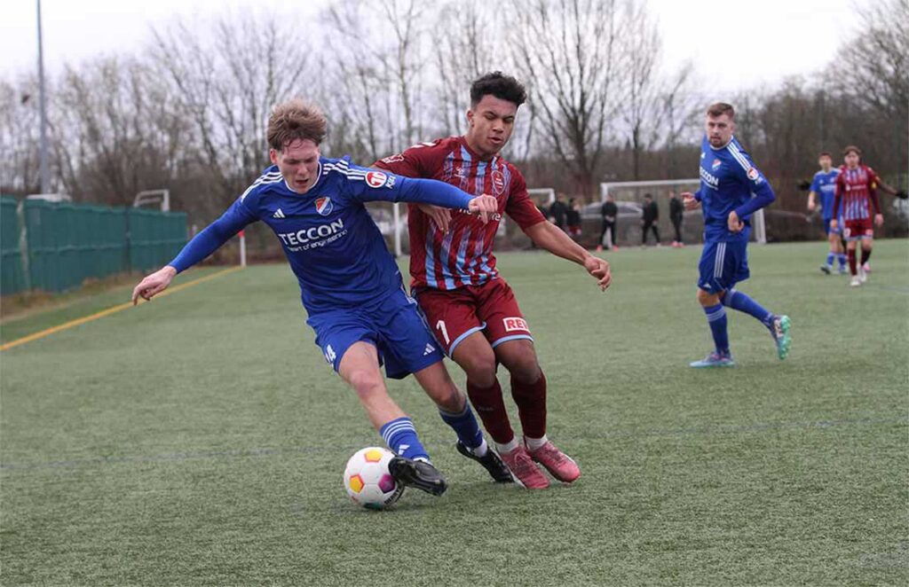 Johannes Kristen (SpVg Eidertal Molfsee) versucht gegen Joshua Nwokoma (Trainer SC Weiche FL 08). © 025 Ismail Yesilyurt