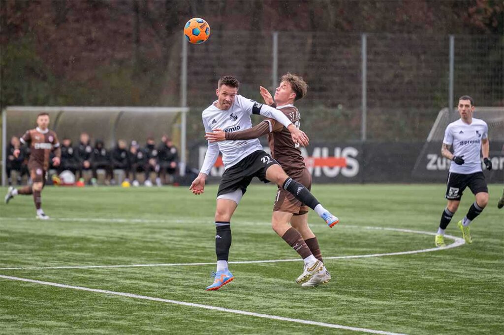 Jonah Gieseler (Heider SV) gegen Thieß Mahnel (re., FC St. Pauli II). © 2025 Volker Schlichting