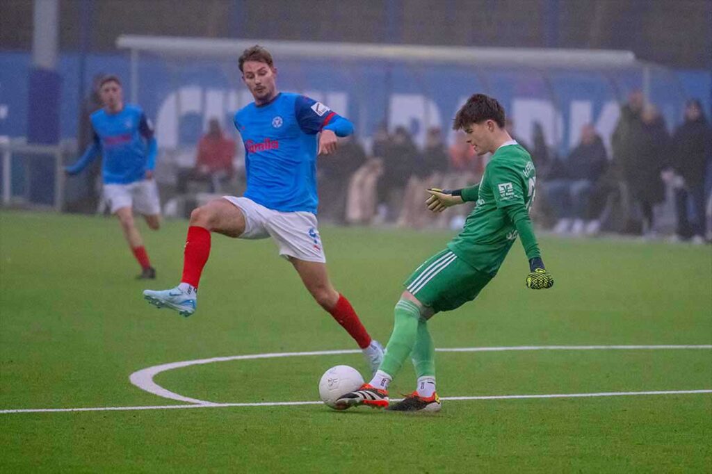 Keeper Calvin Schultz (Heider SV) ist rechtzeitig vor Etienne Sohn (Holstein Kiel II) am Ball. © 2025 Volker Schlichting