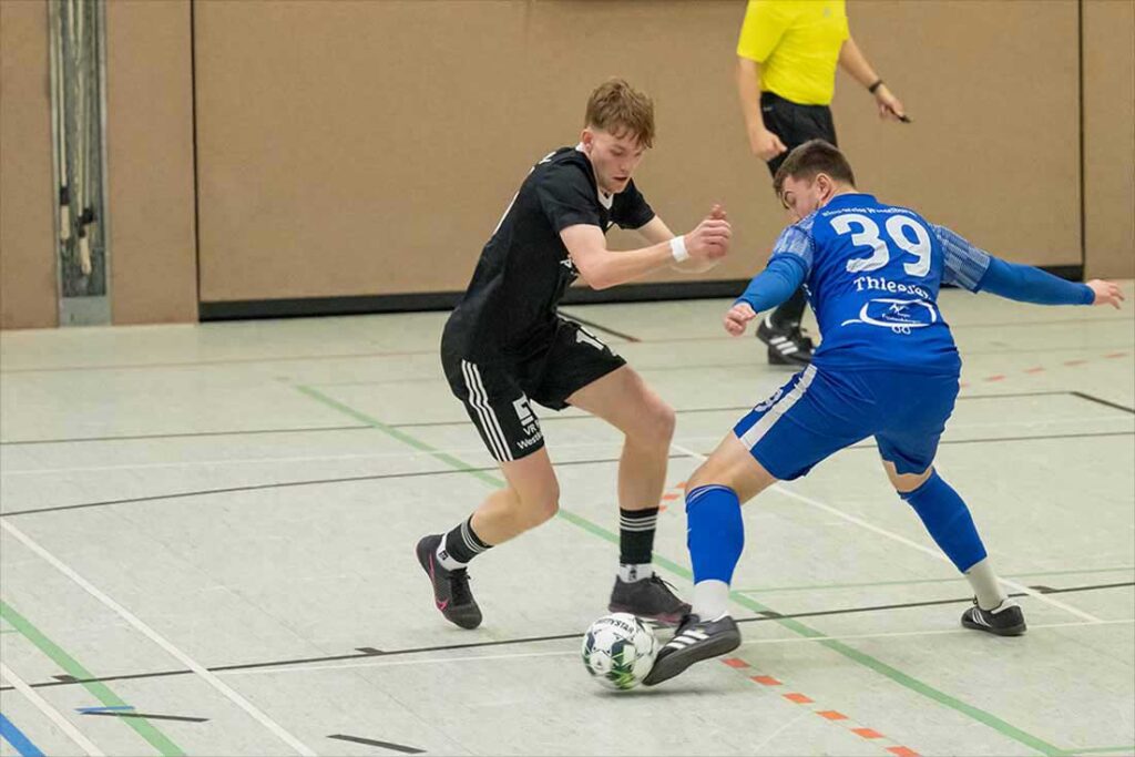 Mathis Harms (Heider SV) wird zum besten Spieler gewählt. Rechts Jan Thiessen (BW Wesselburen). © 2024 Volker Schlichting