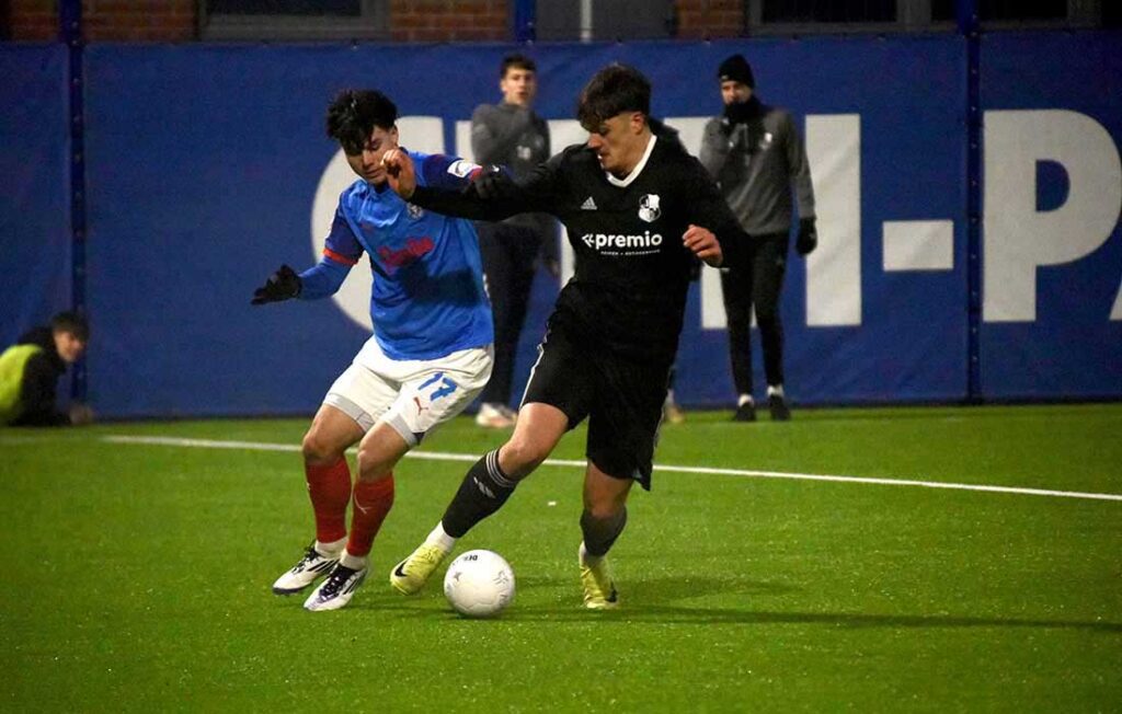 Matthew Meier (li., Holstein Kiel II) gegen Macius Dahm (Heider SV). © 2025 Olaf Wegerich