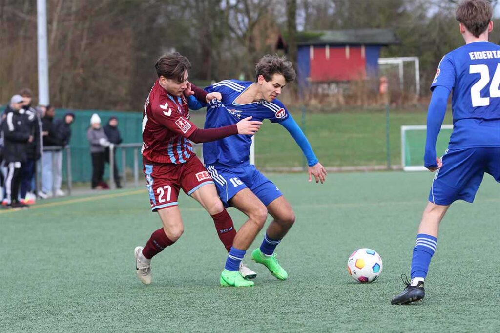 Neuzugang Sandro Plechaty (Weiche Flensburg 08) gegen Bjarne Steffens (re., SpVg Eidertal Molfsee). © 025 Ismail Yesilyurt