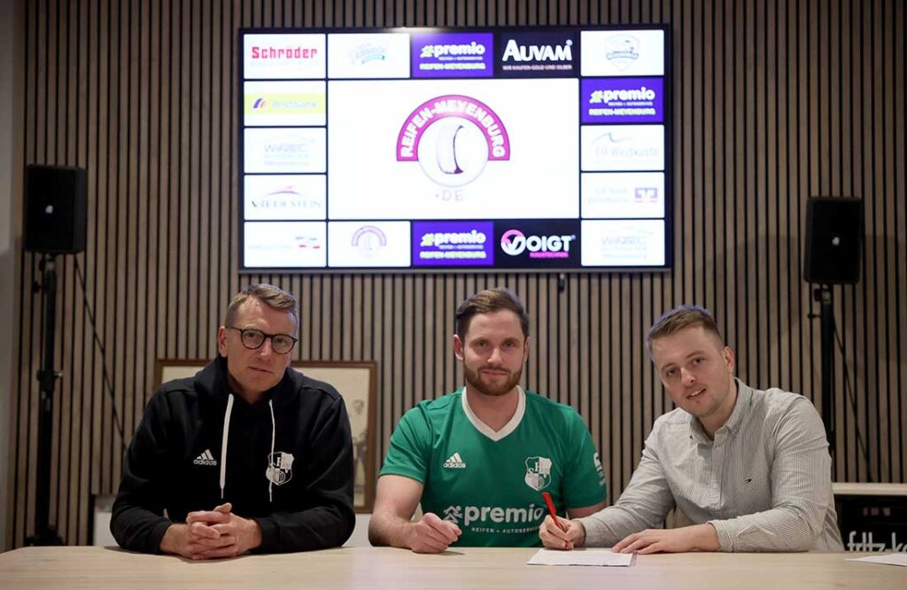 Trainer Markus Wichmann (li.), Eric Gründemann) und Ligaobmann Hannes Nissen (re., Heider SV). © 2025 Heider SV