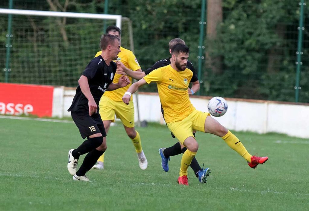 Alban Jashari (SVE Comet Kiel) ist mit 19 Toren bester Schütze der Spielklasse. Links Tim Joneleit (Suchsdorfer SV). © 2024 Ismail Yesilyurt