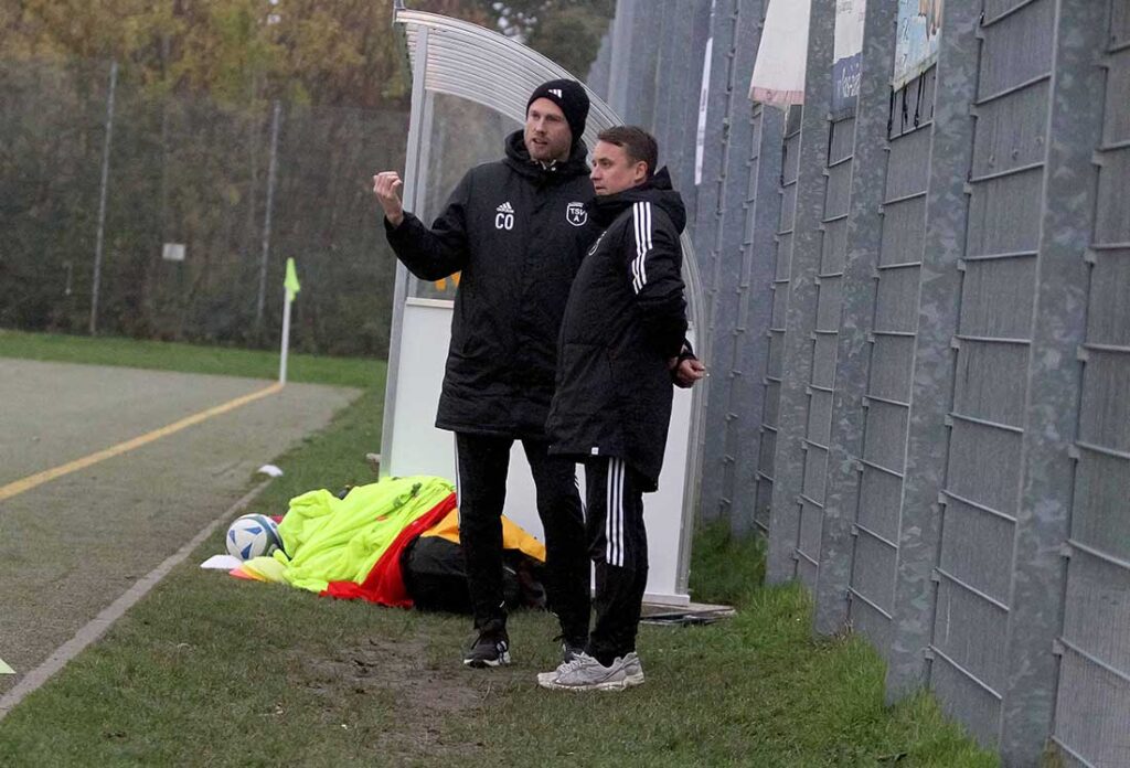 Co Christian Brandt (li., TSV Altenholz), hier im Gespräch mit Coach Nils Lenschau, wird auch 2025/26 weitere Diskussionen mit seinem Chef führen. © 2024 Ismail Yesilyurt