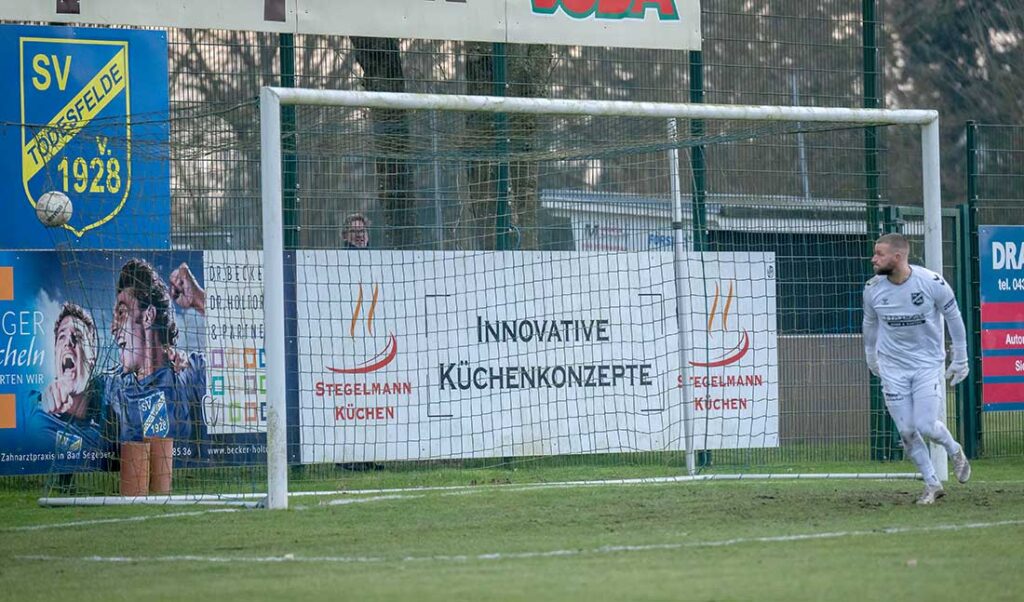 Da kann Fabian Landvoigt nur machtlos hinterher schauen. Der Ball zappelt im Netz zum 1-0 für Phönix Lübeck.© 2025 Volker Schlichting