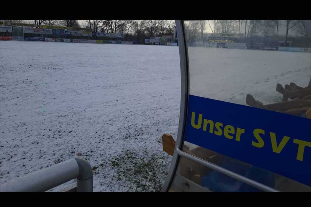 Der schneebeckte Platz des SV Todesfelde. © 2025 Alexander Klein