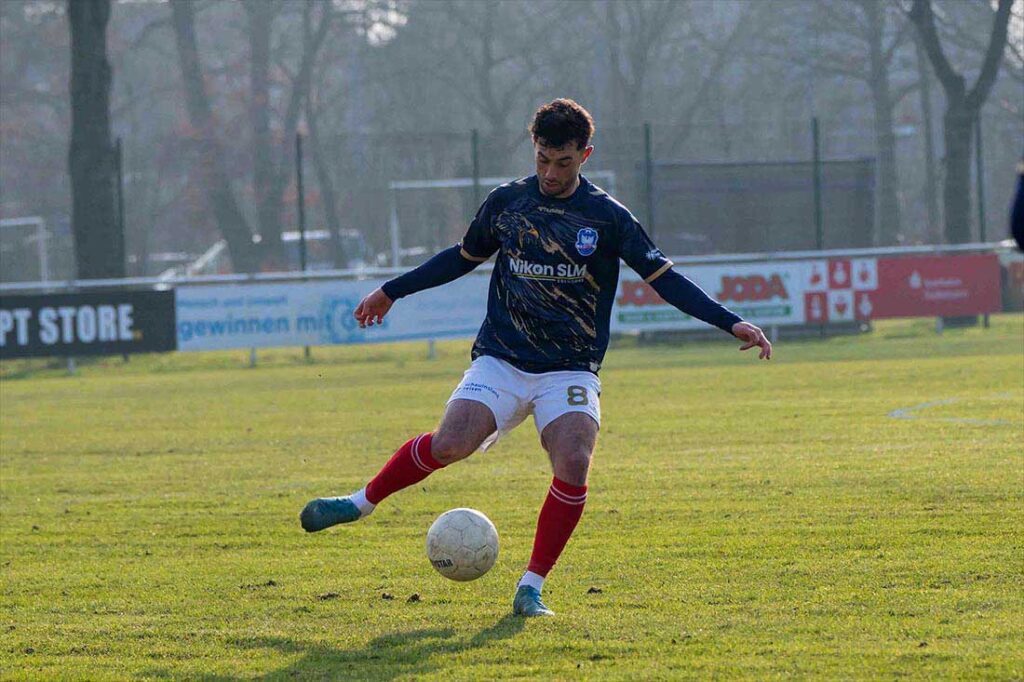 Fabio Maiolo (1. FC Phönix Lübeck) machte als Sechser seine Aufgabe gut. © 2025 Volker Schlichting