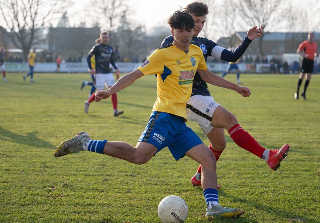 Falk Satoshi Schmidt (SV Todesfelde) versucht, an Jonathan Stöver (1. FC Phönix Lübeck) vorbeizukommen.© 2025 Volker Schlichting