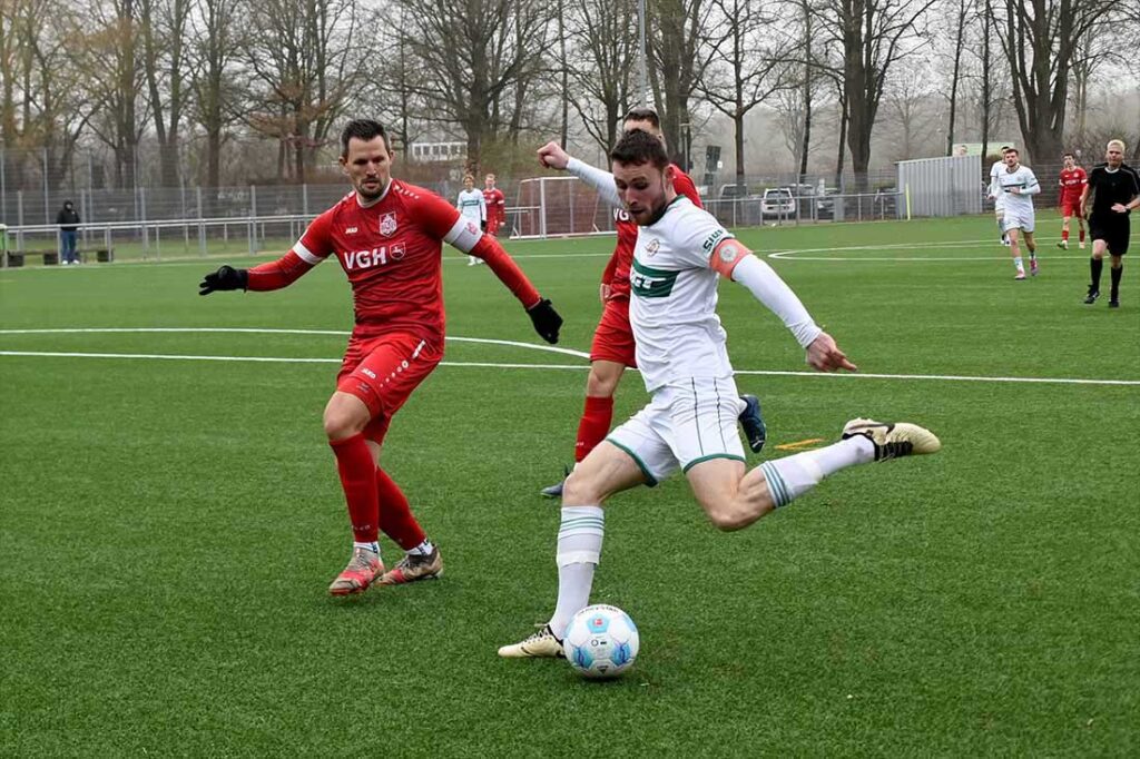 Fyn Claasen (PSV Neumünster) kommt gegen Steffen Hattendorf (Treubund Lüneburg) zum Abschluss. © 2025 Olaf Wegerich