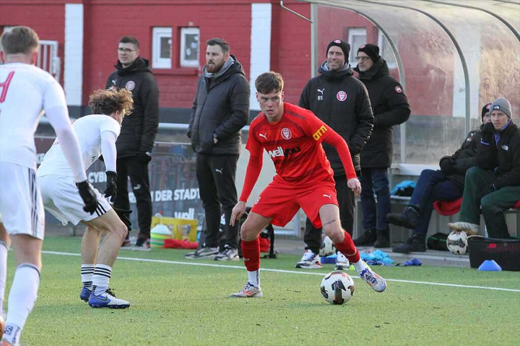 Jeppe Waschko (Kilia Kiel) vor der Kilia-Trainerbank. © 2025 Ismail Yesilyurt