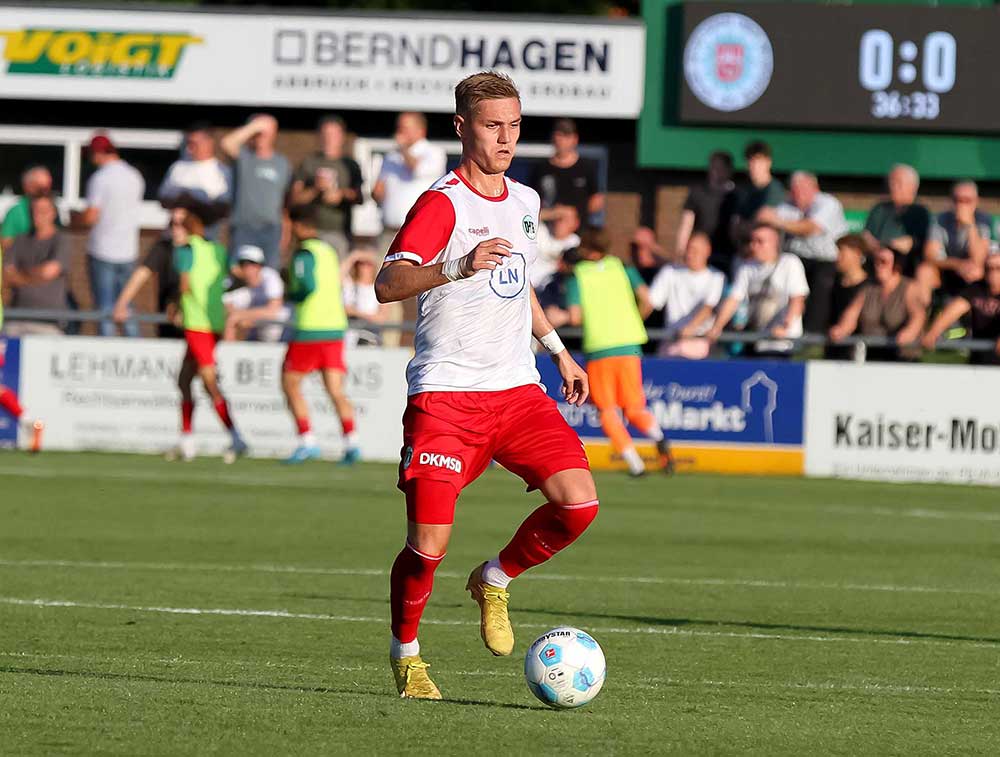 Julian Albrecht (VfB Lübeck) bereitete das Abseitstor von Herdi Bukusu vor. © 2024 Ismail Yesilyurt