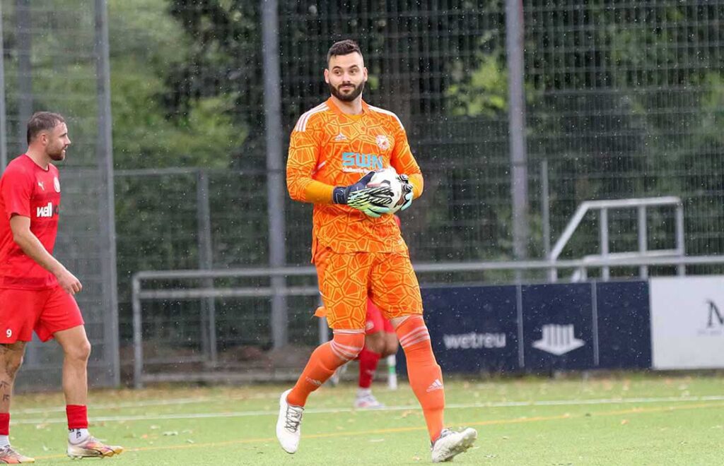 Keeper Christopher Newe (VfR Neumünster) darf sich freuen - wieder zu null. © 2024 Ismail Yesilyurt
