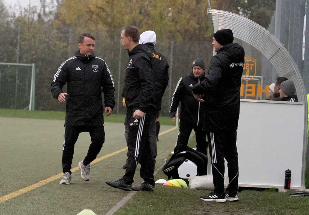 Landesligist TSV Altenholz verlängerte mit seinem Trainerstaff. Links Chefcoach Nils Lenschau. © 2024 Ismail Yesilyurt